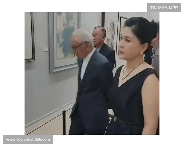 靳尚谊携娇妻看展,全程精神焕发,未显老态 靳尚谊携娇妻看展,全程精神焕发,未显老态
